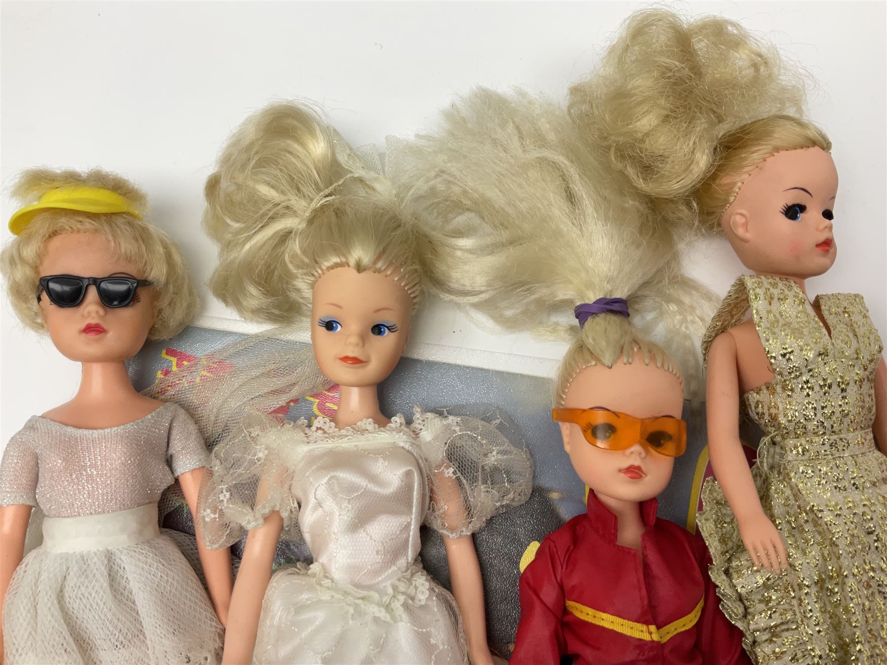 Sindy - ten 1980s 033055X dressed fashion dolls; together with a quantity of loose clothing, shoes and other accessories