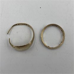 Two 9ct gold rings, comprising signet ring and paste stone set band, both stamped or hallmarked 