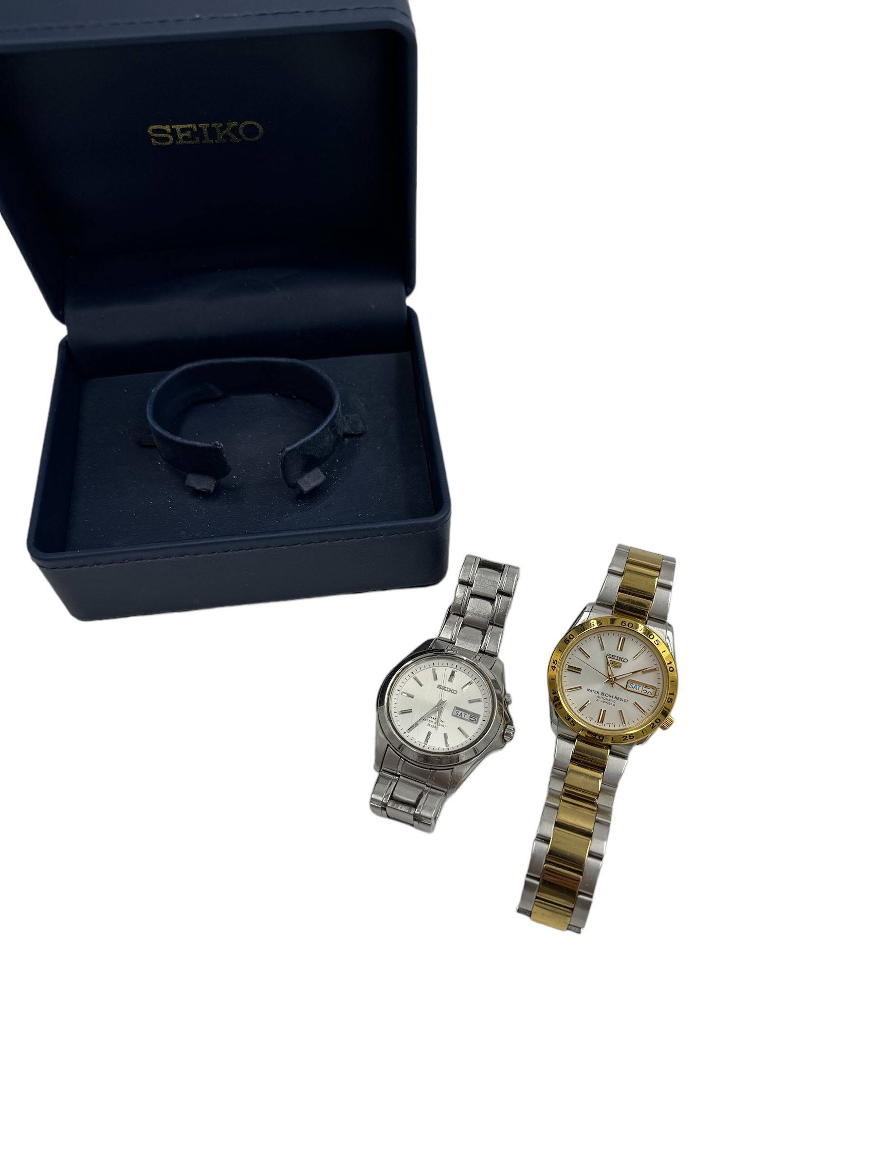 Two gentlemans automatic Seiko wristwatches, to include Seiko 5 with day date aperture and a Seiko Kinetic 50M, one with box