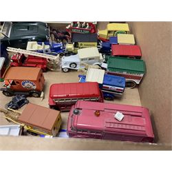 Quantity of boxed and loose die-cast cars to include a Dinky Fire Engine, Burago, Matchbox, Lledo etc in two boxes 