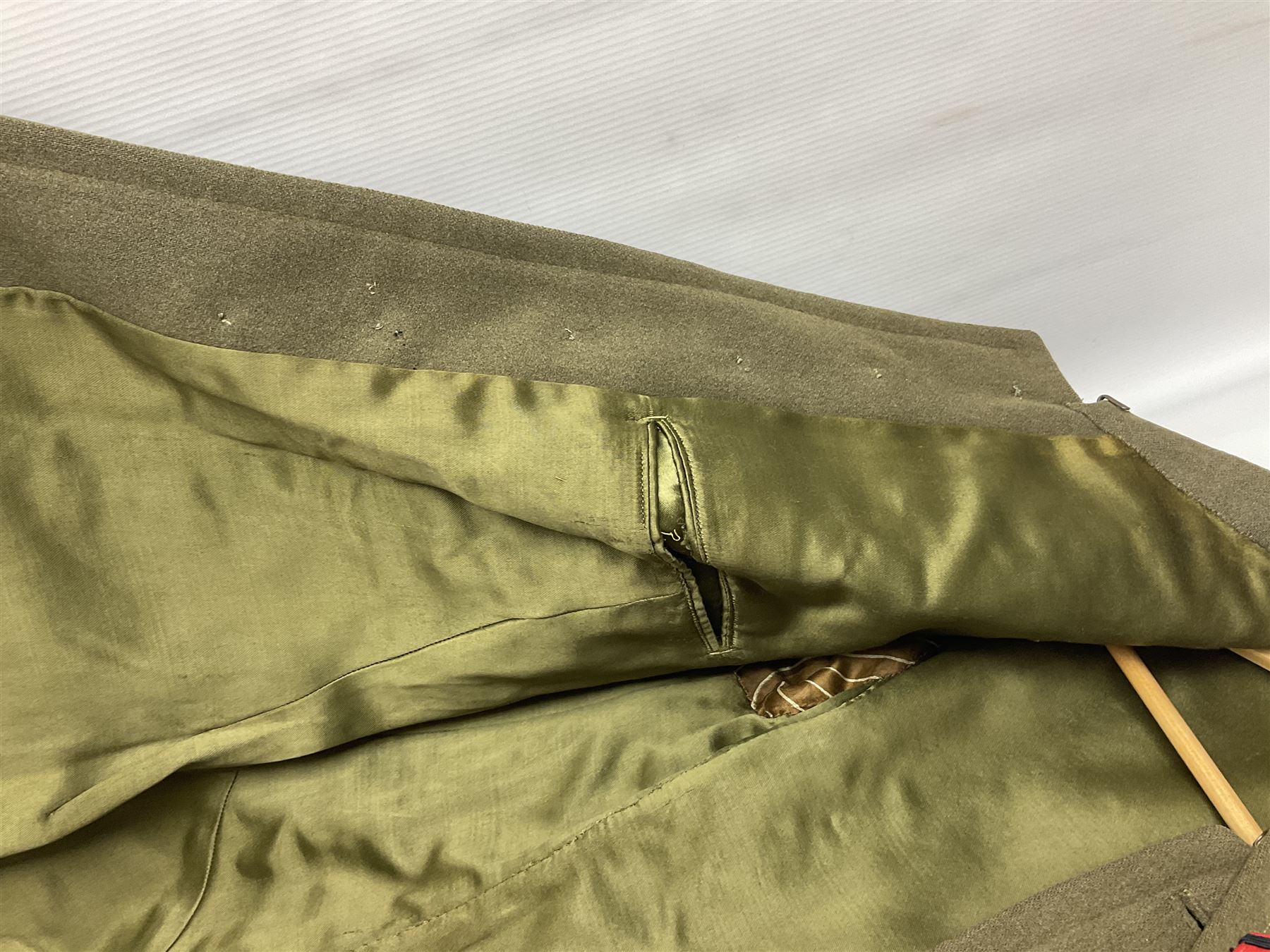 WW1 French pair of Coloniale Artillerie Epaulettes, plain gold colour, one with tassels; in open box bearing Ecole Saint Cyr label; together with WW2 French Artillery Officer's greatcoat; bears label 'P. Vauclair 40 Boul. du Montparnasse Paris (inscribed to) Mr. Babin Le 17/4/40 No.674' (2)