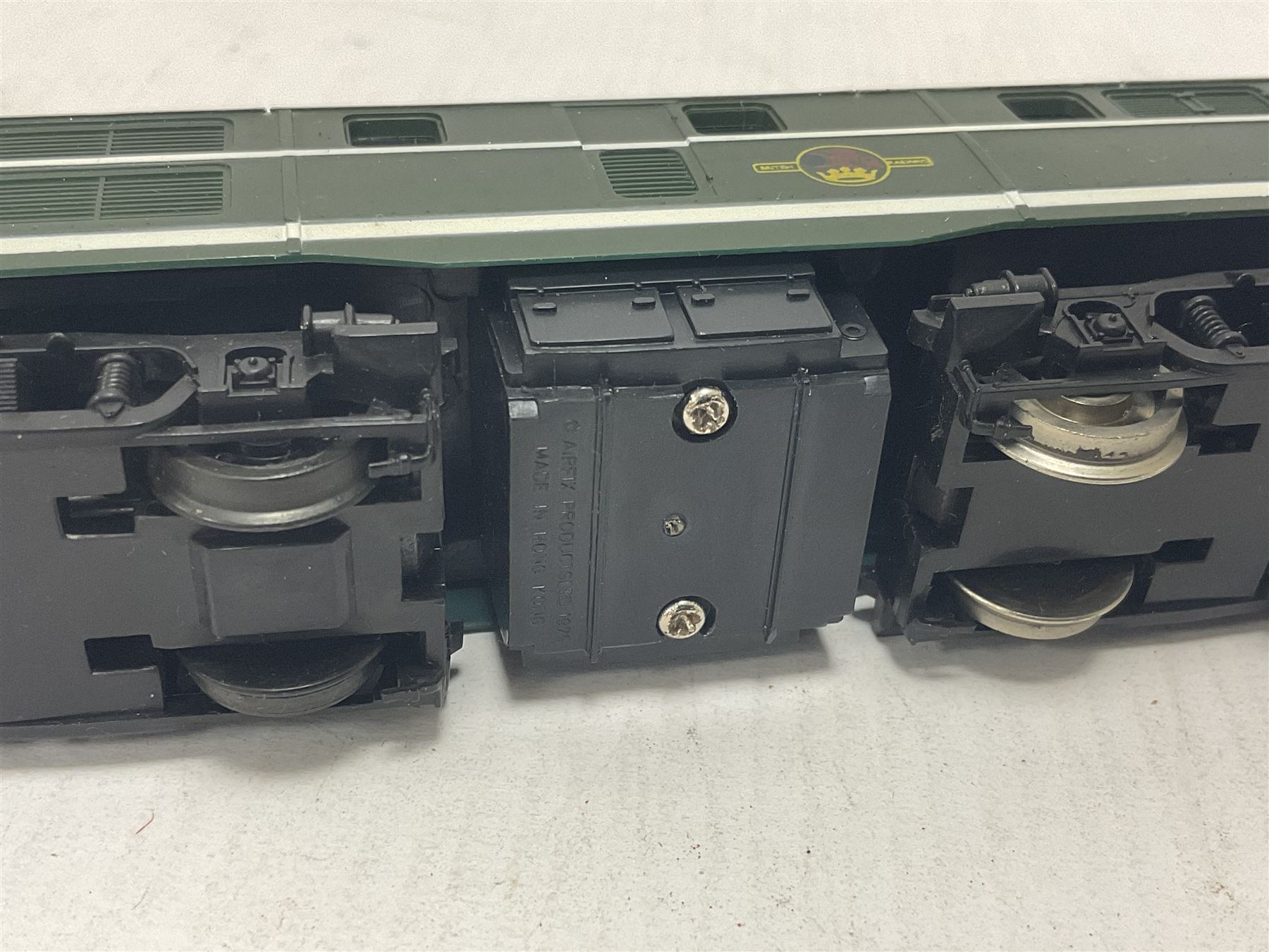 Various Makers ‘00’ gauge - eight locomotives to include G&R Wrenn Class N2 0-6-2T no.2385 in LMS black and Standard Tank Class 2-6-4 no.2679 in LMS crimson; Class 5 4-6-0 no.5112 in black livery; Mainline Railways Class 45 D49 ‘The Manchester Regiment’ in BR green; Airfix Class 31 D5531 in BR green; three further models (8)