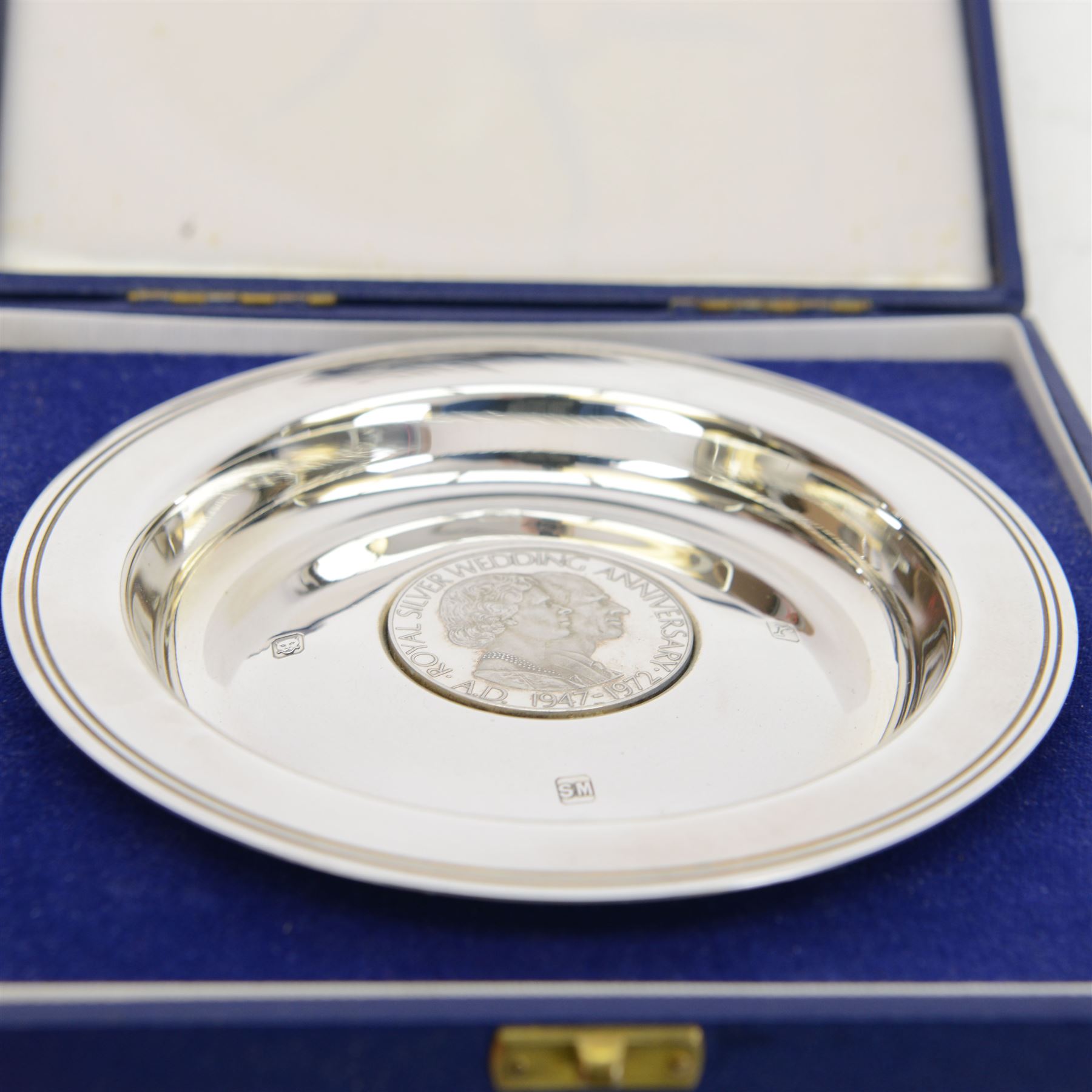Pair of modern silver Queen Elizabeth II Silver Wedding Anniversary commemorative dishes, both hallmarked Silverware Manufacturers Ltd, London 1973, both within fitted cases 