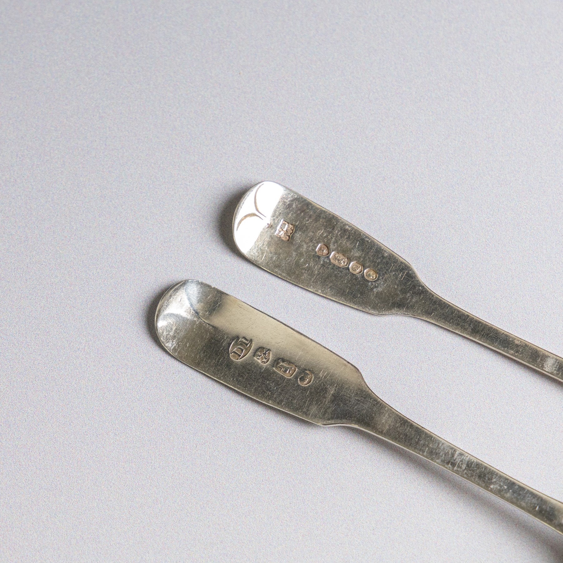 Twenty-one silver teaspoons, comprising set of six 1920s coffee spoons, set of three Kings pattern teaspoons, etc, all hallmarked