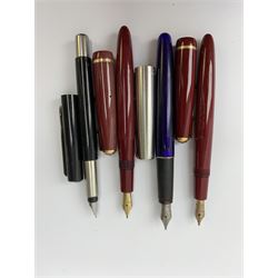 A group of Parker pens, to include a Parker Duofold fountain pen with black resin body and nib marked 14K, a further Parker Duofold with burgundy resin body and nib marked 14K, a Parker Victory with burgundy resin body and nib marked 14K, an example with burgundy body and rolled gold cap, etc. 