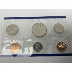 United States of America coinage, including 1876S half dollar (holed), various quarter dollars, 1986 one ounce fine silver dollar, 1988 uncirculated coin set etc