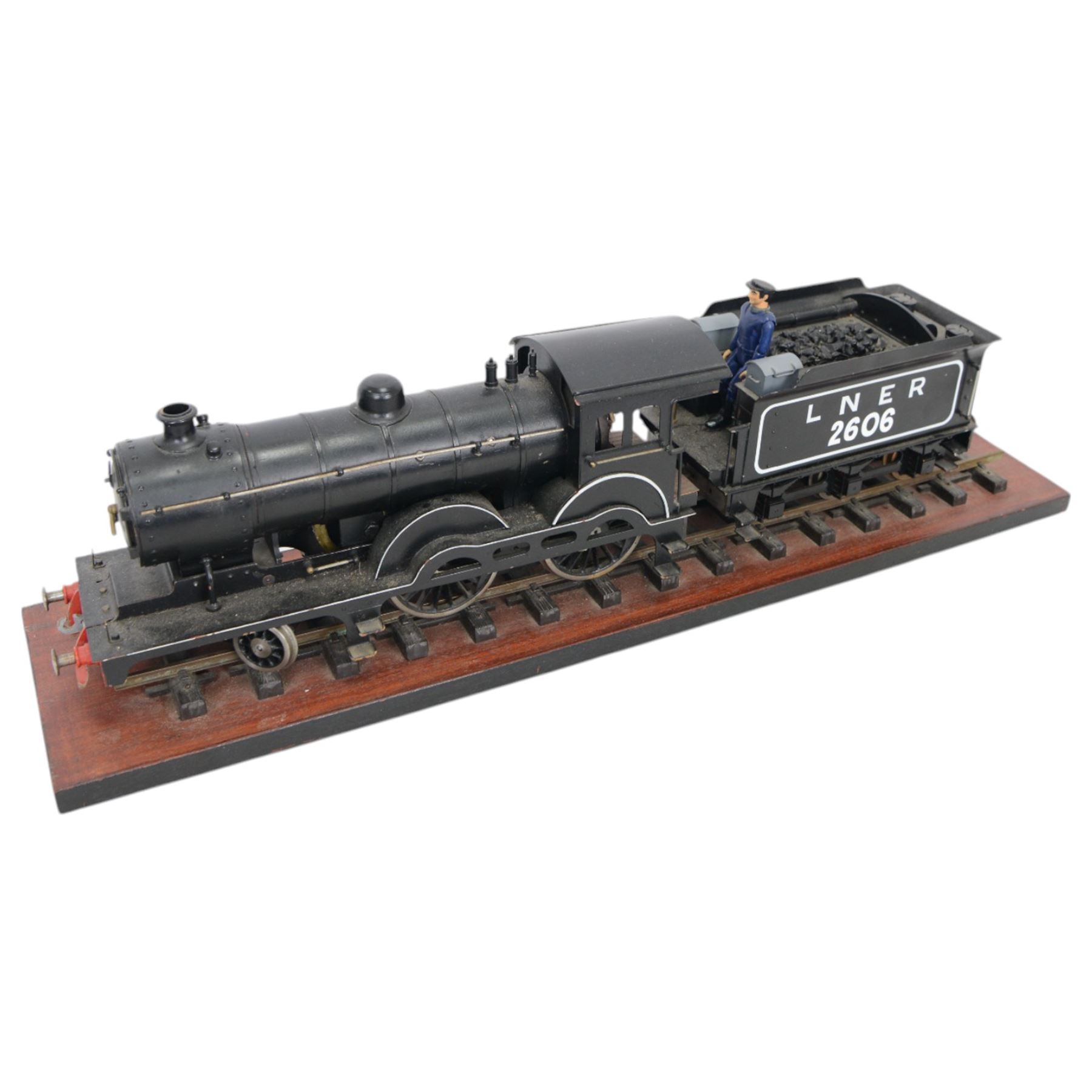 Kit-built Gauge 1 remote controlled 4-4-0 locomotive and tender no. 2606 in LNER black, on wooden plinth