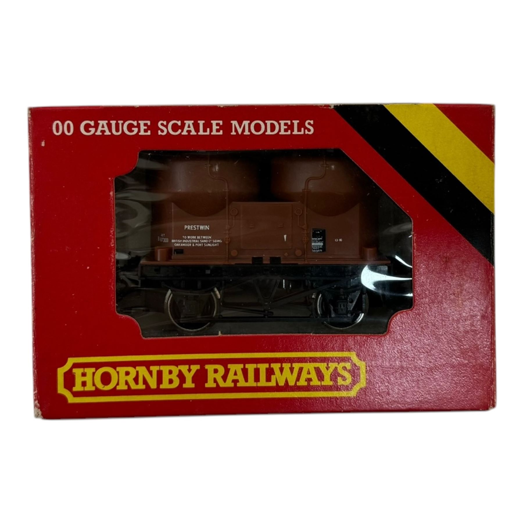 Hornby '00' gauge rolling stock and accessories, R402M Operating Royal Mail Coach Set, R127 Operating Crane Truck, R749 75 Ton Breakdown Crane, R401 Operating Mail Coach Royal Mail coaches and other rolling stock, etc all boxed 