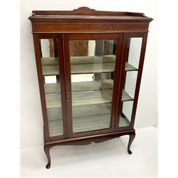 Edwardian inlaid mahogany display cabinet, raised shaped back, single door enclosing two lined shelves, cabriole feet 