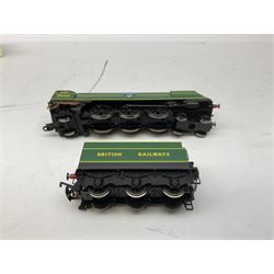 Hornby '00' gauge - Battle of Britain Class 4-6-2 locomotive '92 Squadron' No.34081; and Class 9F 2-10-0 locomotive No.92239 with weathered finish; both boxed (2)