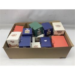 Seventeen Lilliput Lane models, to include The Dalesman, Windy Ridge, Cat Coombe Cottage, Granny Smiths, ect, all with deeds and original boxes (17)