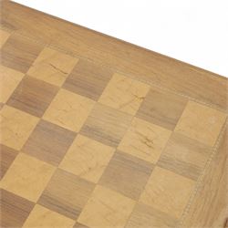 Late 20th century, walnut and burr chess table, inlaid top with alternating burr and walnut squares, raised on four slender cabriole supports 
