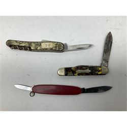 Thirty-one pocket knives including George Ibberson of Sheffield single blade locking knife with brass handle, Ravi single blade folding knife etc