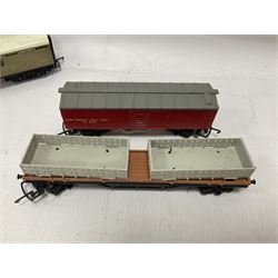 Hornby/Tri-Ang ‘00’ gauge - eight various coaches and eighteen goods wagons; all unboxed (26)