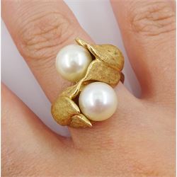 14ct gold tulip design ring, each centre set with a white cultured pearl