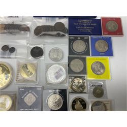 Mostly commemorative and fantasy coinage including commemorative crowns, 2018 'The Capsule Edition featuring the 2018 Paddington 50p coins' in display case, The Royal Mint Solomon Islands 2007 one ounce fine silver five dollars coin on card etc