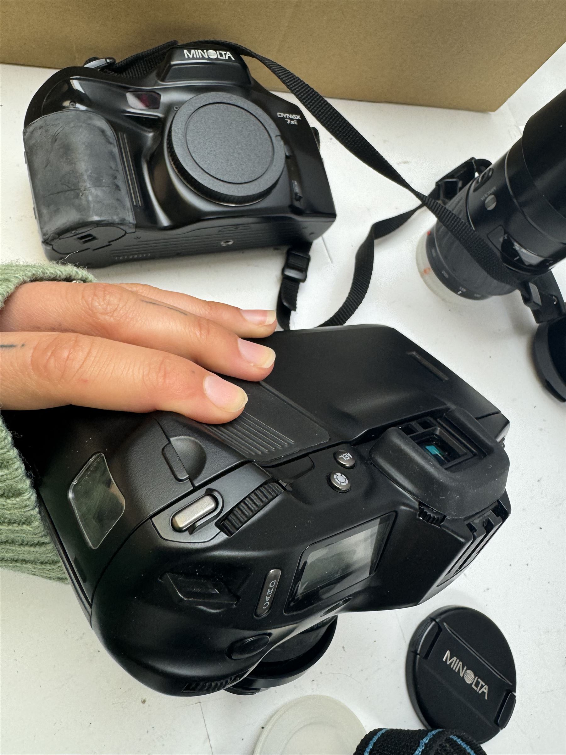 Six Minolta Dynax SLR camera bodies, comprising 800si serial no. 62703606, three 7xi examples, including one boxed example, serial nos. 20106944, 16123311 & 22107553, and two 9xi examples, serial no. 18209901 & 18202113, with three Minolta lenses, including Zoom xi 28-105mm 1:3.5(22)-4.5 lens, AF Zoom 28-85mm 1:3.5 (22)-4.5 lens and an AF Zoom 75-300mm 1:4.5(32)-5.6 lens, Hama carry case and other accessories