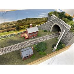 '00' gauge - wooden shunting puzzle with diorama background and three tracks into one with tunnel and trackside buildings L121cm D23cm H20cm