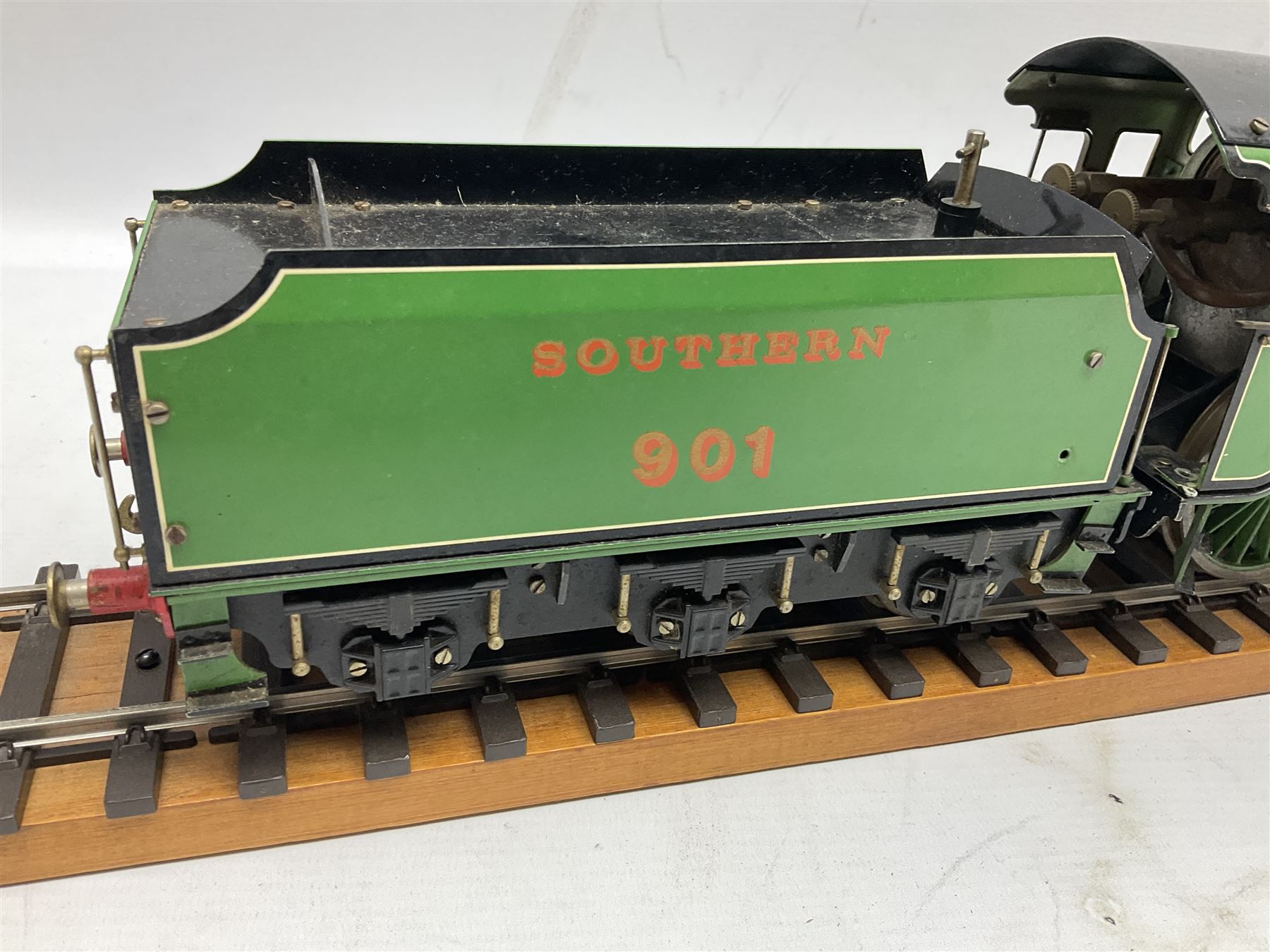 Gauge I - Aster live steam Southern Railway 4-4-0 Schools Class locomotive 'Winchester' No.901 with six-wheel tender; twin outside cylinders, smoke deflectors and spirit burner fed from tender tank, with Aster serial no. 6141167 between the wheels (2)