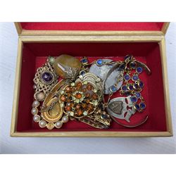 9ct gold bangle, hallmarked, pair of Pandora silver infinity earrings, 9ct gold stone set studs, other silver jewellery, costume jewellery, Stratton compact mirror and a Vincenza glass basket