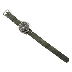 CWC British military Royal Navy 17 jewels chronograph wristwatch dated 1975, Valjoux cal. 7733, screw back case issue markings 0552/924-3306 ^ 4650/75, on original fabric strap