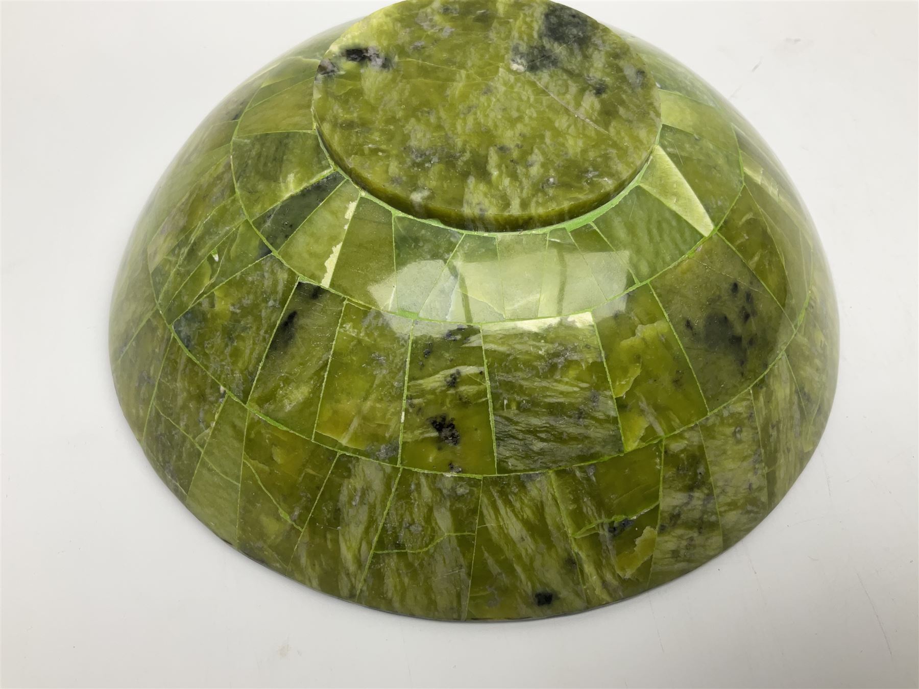 Serpentine and lapis lazuli mosaic bowl, D21cm, H8cm