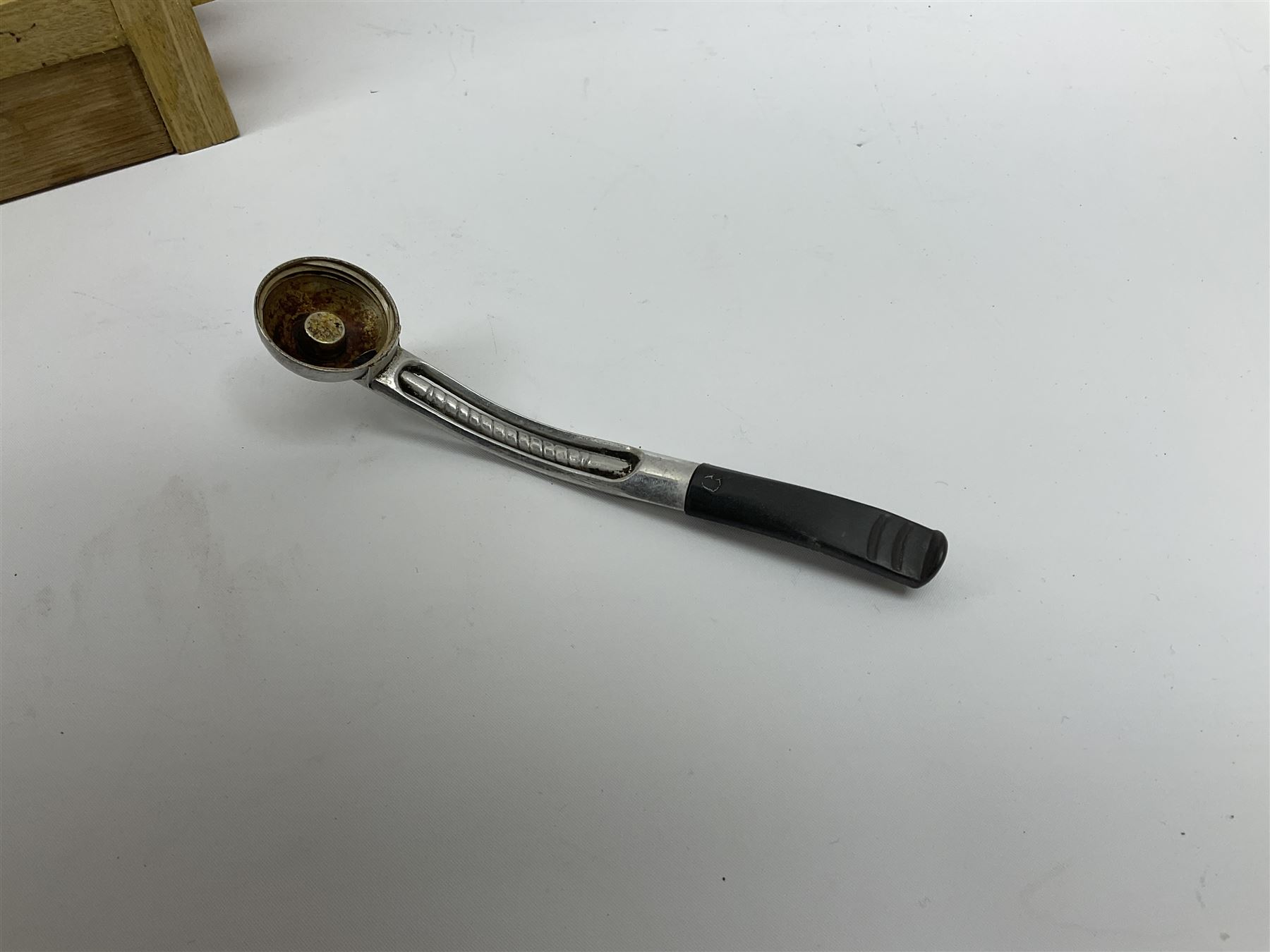 Pipes and two tiered wooden rack together with eleven pipers, including briar pipe carved as a wolf, Sea Dog straight pipe, John Brumfit pipe, meerschaum pipe ect, pipe rack H29.5cm