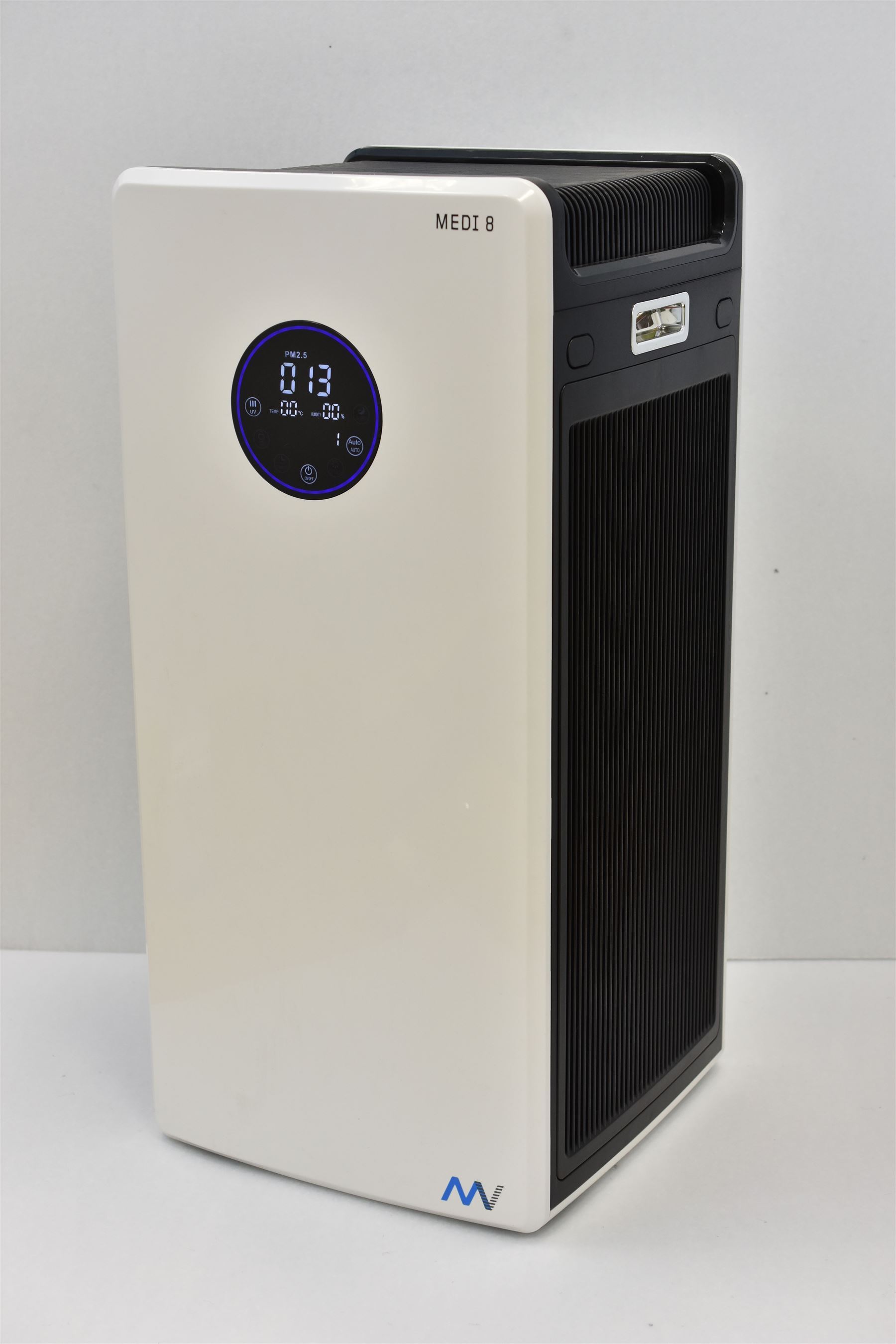 New - MAXVAC Medi 8 air purifier, variable air flow, suitable general hygiene and clear air, sterilises germs, combats dust, unpleasant odours and filters pollen for allergy sufferers, boxed, unused. Hammer price includes VAT, claimable for VAT registered businesses