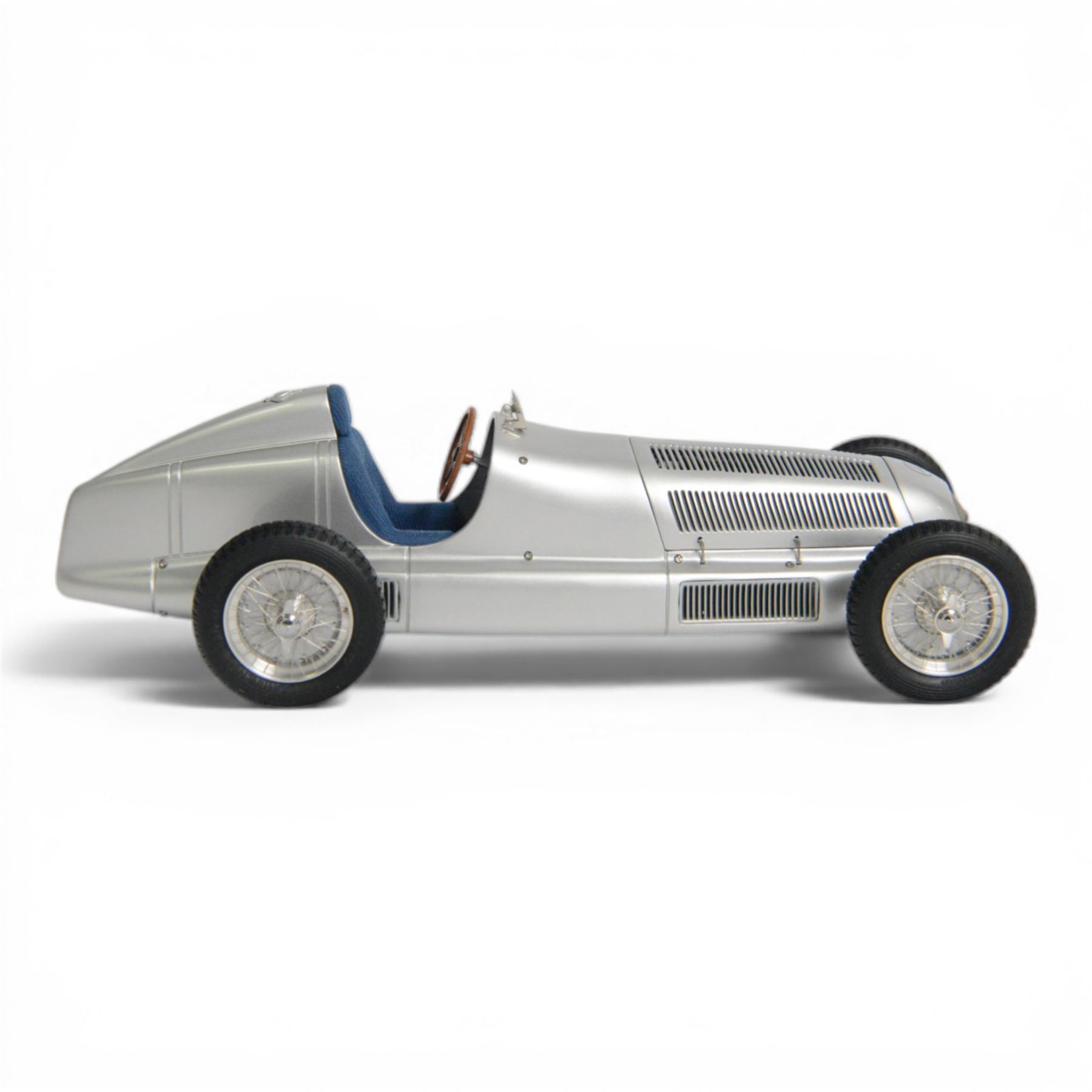 CMC 1:18 scale diecast model car no.M033 Mercedes Benz W25 1934 in silver, boxed
