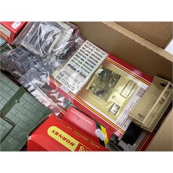 Hornby '00' gauge - layout accessories including constructed and kit form buildings, level crossing, high level and inclined piers, platforms, electrically operated turntable, track underlay etc; mostly boxed/packaged