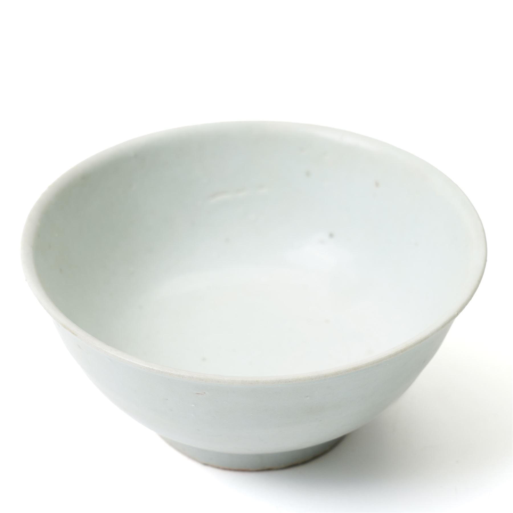 Chinese blue and white saucer dish D15cm and a white glazed bowl D15cm both from the Teksing cargo with Nagel Auctions labels and certificate and a Chinese green glazed bowl D17cm (3)