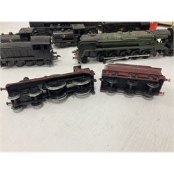 ‘00’ gauge - Airfix locomotive model kits comprising series 4 City of Truro kit and empty series 4 box, series 4 Mogul, two series 4 Harrow kits, all boxed; together with Rosebud Kitmaster Stirling kit and quantity of loose plastic locomotives and tenders from Airfix, Kitmaster, Ratio etc 