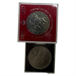 Collection of coins, including Queen Elizabeth II 1977 silver proof Silver Jubilee crown, cased with certificate, two cased 1973 EEC proof fifty pences, further commemorative crowns, pre-decimal coins, etc 