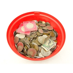  Accumulation of Great British and World coins including pre-decimal coins, commemorative crowns, pennies, various United States of America coins etc, in one tub  