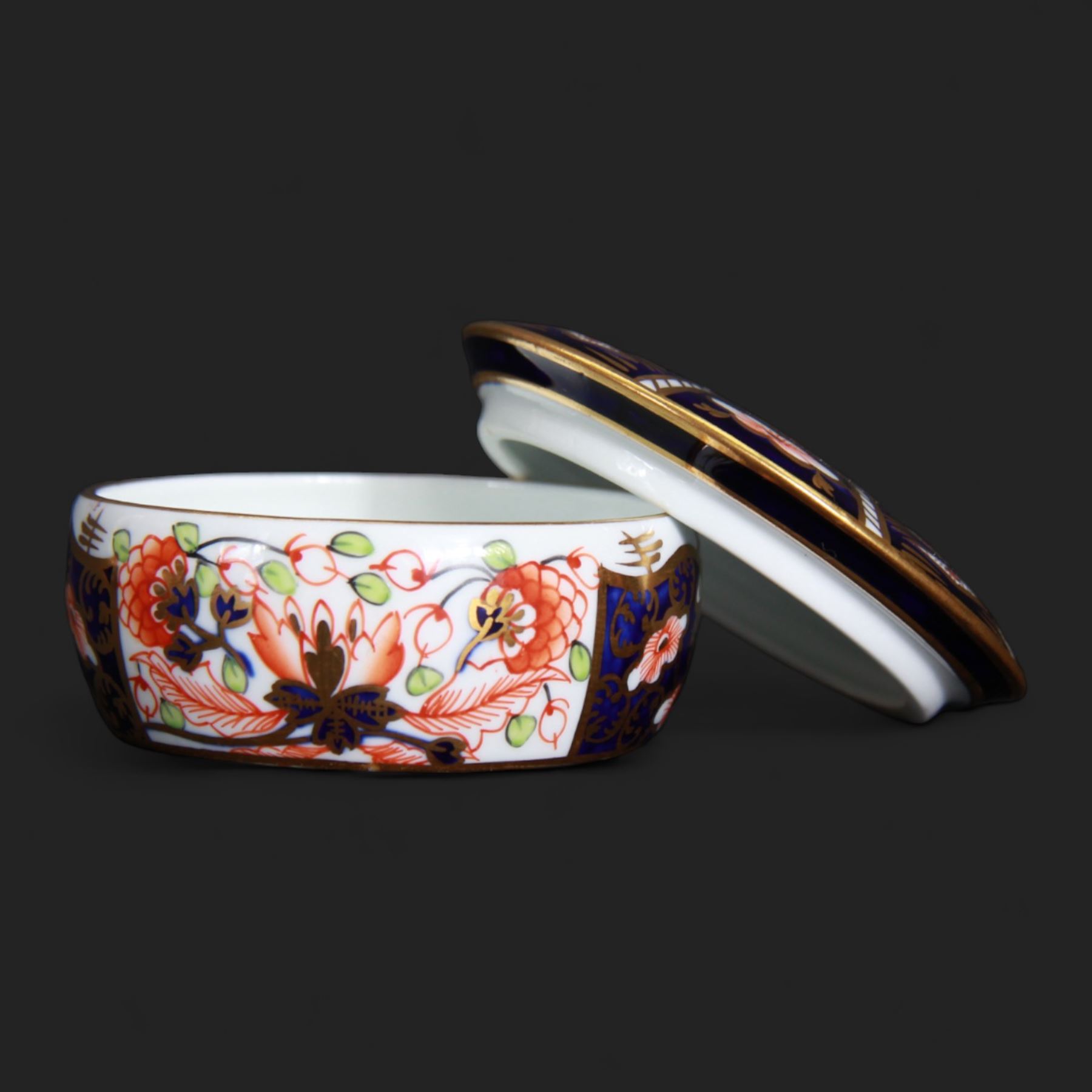 Royal Crown Derby Imari palette 1128 pattern teacup and fan trinket dish, with covered dish in imari pattern
