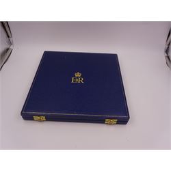 Modern limited edition silver plate, commemorating the Silver Jubilee of Her Majesty Queen Elizabeth II, designed by Pietro Annigoni, the circular plate engraved with the Queen in profile, no. 1108/2000, hallmarked Roberts & Dore, London 1977, with certificate of authenticity and contained within silk and velvet lined box, plate D22.6cm