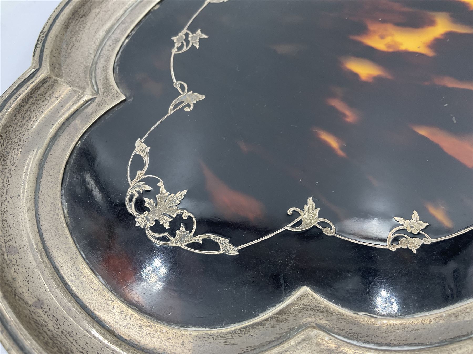 1920's silver and tortoiseshell dressing table tray, of quatrefoil form, the lobed silver edge encasing a tortoiseshell center with silver acanthus detail, hallmarked Elkington & Co Ltd, Birmingham 1921, L25cm W18cm