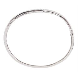 18ct white gold channel set round brilliant cut and baguette cut diamond twist bangle, Sheffield 2002, total diamond weight approx 1.00 carat