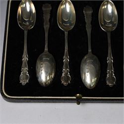 1930s silver three piece cruet set, comprising pepper shaker, open salt and mustard pot, with two matched silver spoons, together with a set of 1930s silver teaspoons, all cased and hallmarked