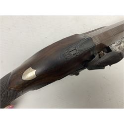 Early 19th century 16-bore flintlock single barrel travelling pistol, the 21.5cm stub twist octagonal barrel with two barrel pins and ramrod under, engraved lock plate with roller frizzen, engraved trigger guard with pineapple finial, walnut stoock with chequered grip L40cm overall