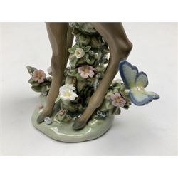 Two Lladro deer figures, comprising A Fawn and Friend no 5674 and Hi There no 5672, both with original boxes, largest example H14.5cm