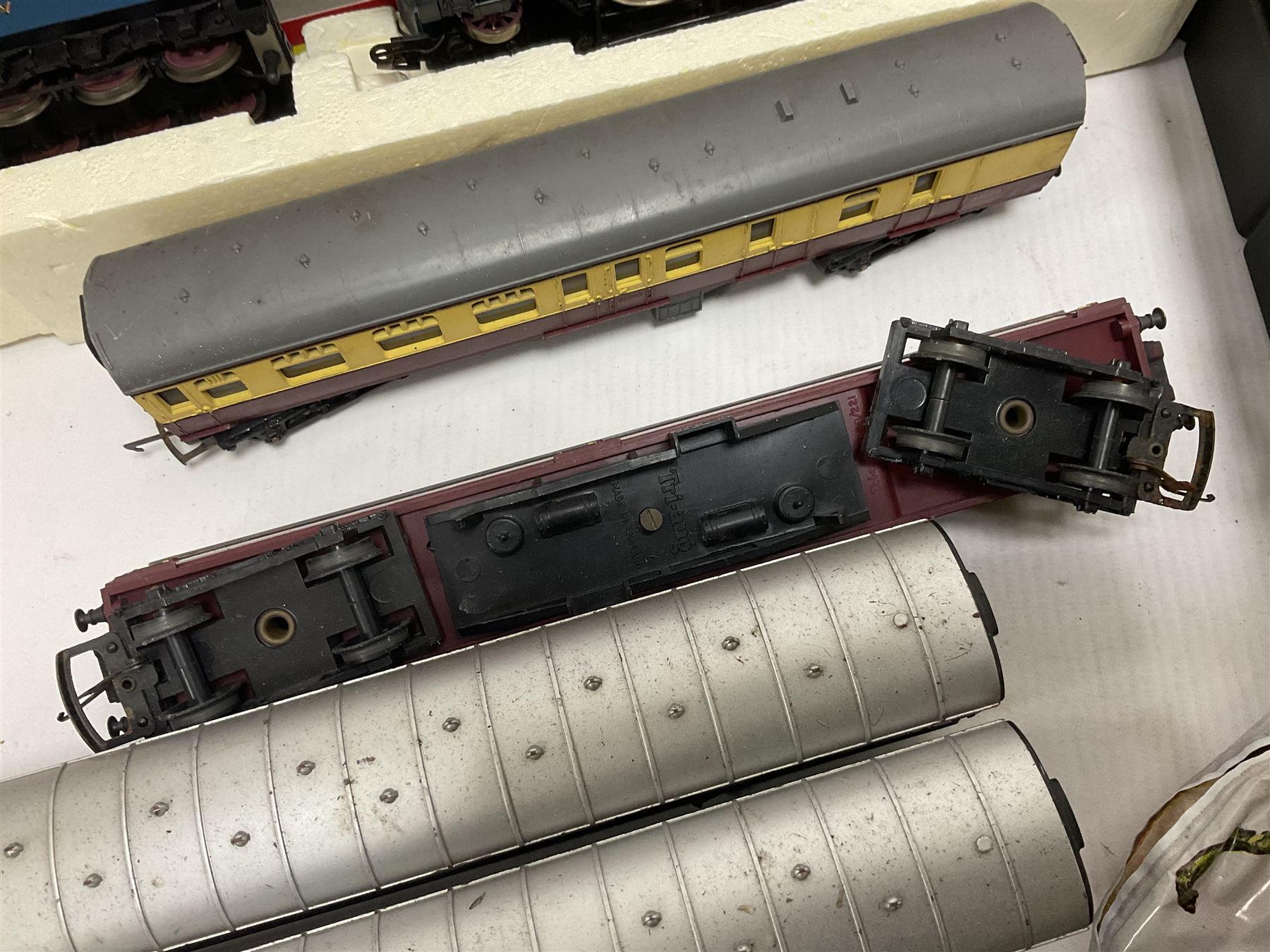 Various makers ‘00’ gauge - Hornby DCC ready LNER 4-6-2 ‘The Mallard’ no.4468 in blue with original box; Lima British Railway Class 33 Bo-Bo diesel locomotive no.33025; quantity of coaches, wagons and track to include Hornby, Lima, Tri-Ang etc (26) 