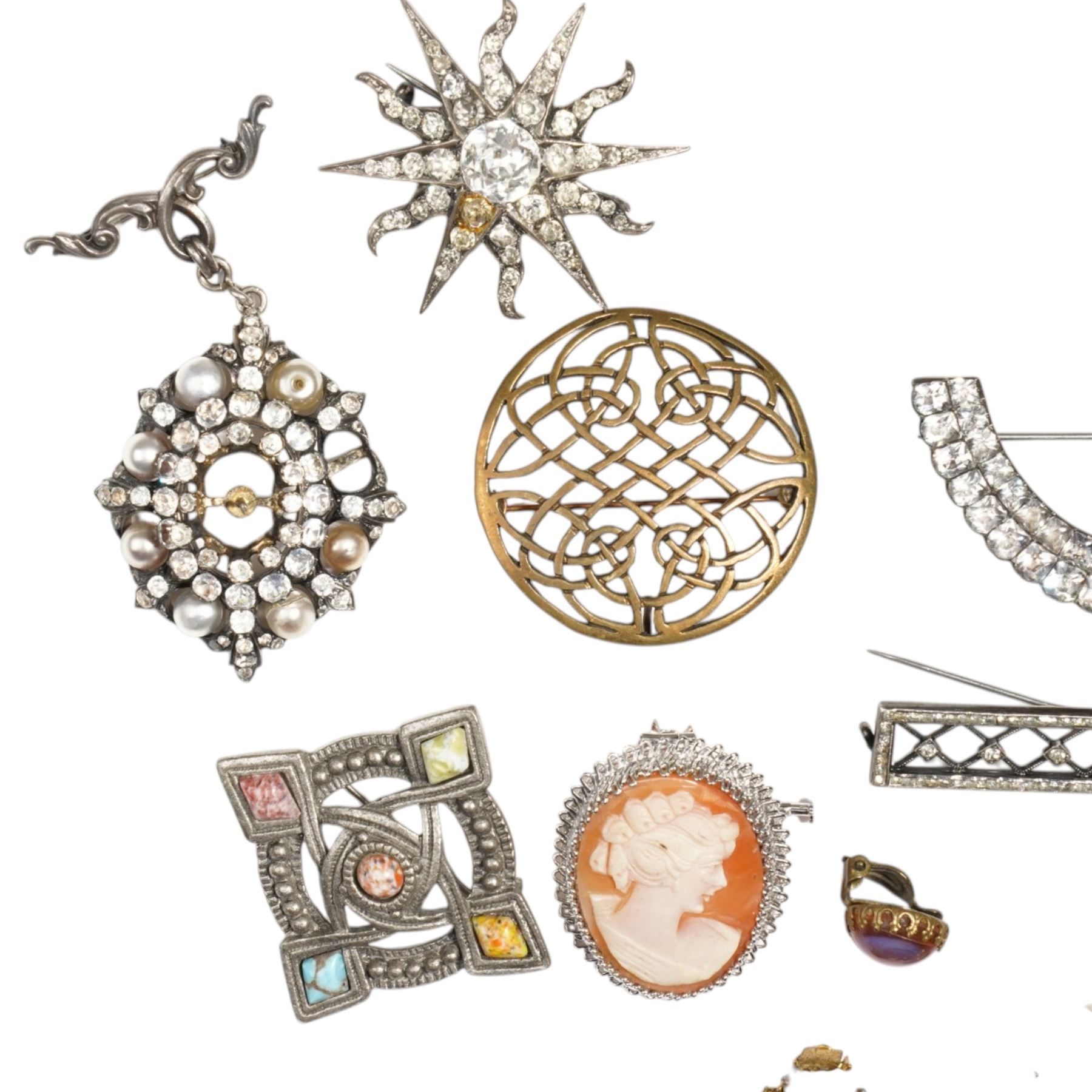 Victorian 9ct rose gold onyx set fob, Chester 1894, silver paste set sunburst brooch / pendant, another paste set brooch, cameo brooch, simulated tortoise shell comb and other costume jewellery 