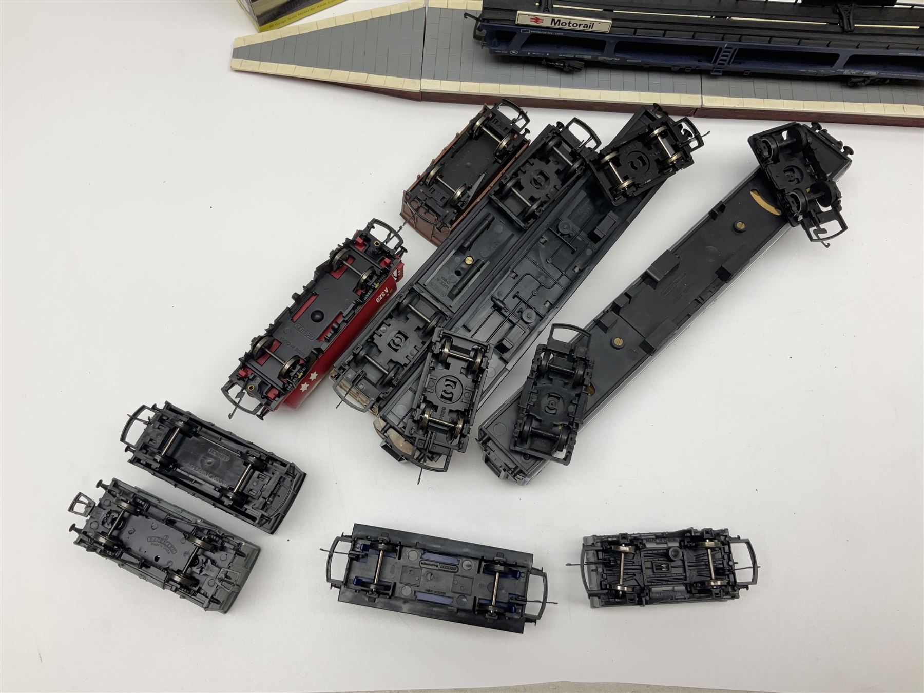 Tri-ang/Hornby '00' gauge - RS.606 Express Goods Set; boxed; eleven passenger coaches and twelve goods wagons (some boxed) by Hornby, Lima etc; and boxed Hornby Skaledale Station Building with platform