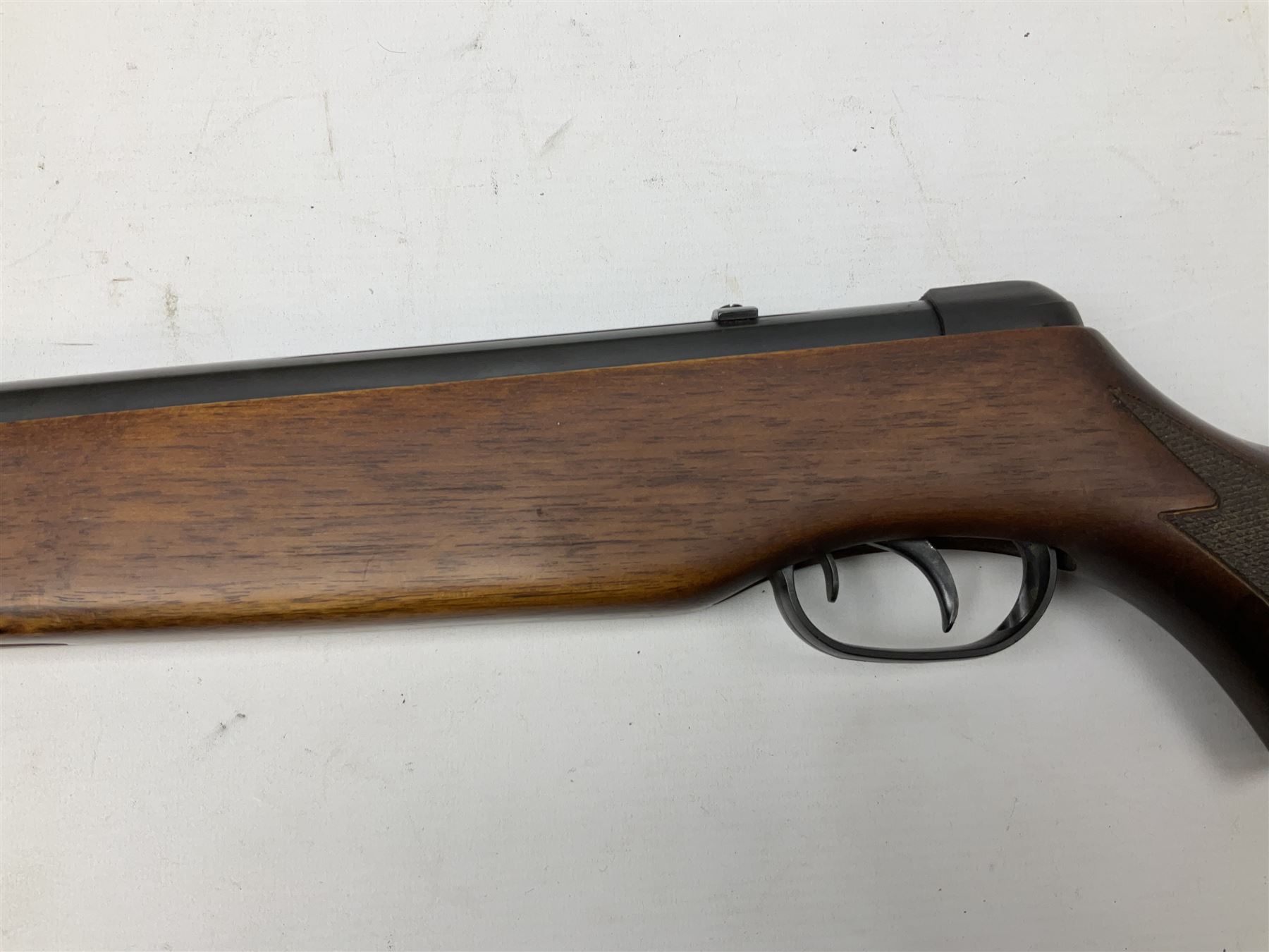 Gamo Magnum 2000 .22 air rifle with break barrel action and trigger guard safety, serial no.2106207 L109cm; in gun sling