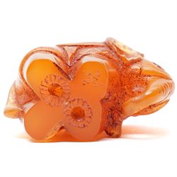 Japanese Meiji period carved amber netsuke in the form of an elephant, signed with single character mark to base, W4cm