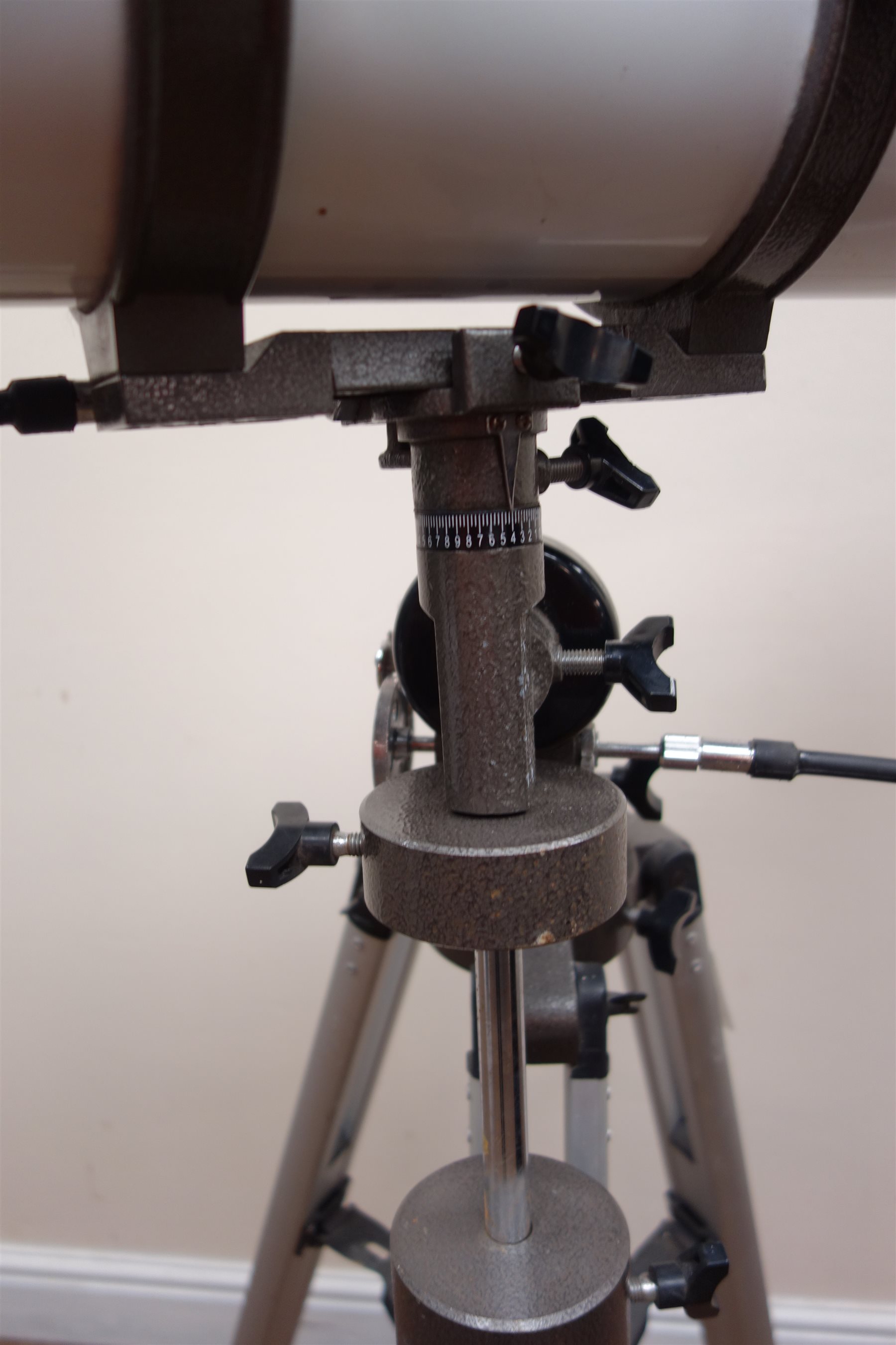 Meade telescope, model 114/900 EQ1B 114mm x 900mm on tripod stand