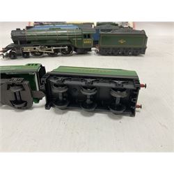 Hornby/Tri-Ang ‘00’ gauge - four locomotives and tenders comprising boxed Class 7P6F 4-6-2 ‘Oliver Cromwell’ no.70013 in BR green; Class A4 4-6-2 ‘Nigel Gresley’ no.7 in LNER blue; Battle of Britain Class 4-6-2 ‘Winston Churchill’ no.21C151 in SR green; Class A3 Gresley 4-6-2 no.60103 in BR green (4) 