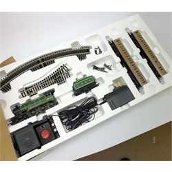 Hornby '00' gauge - Mainline Steam set with Class B12 4-6-0 tender locomotive No.8544 and two coaches, boxed