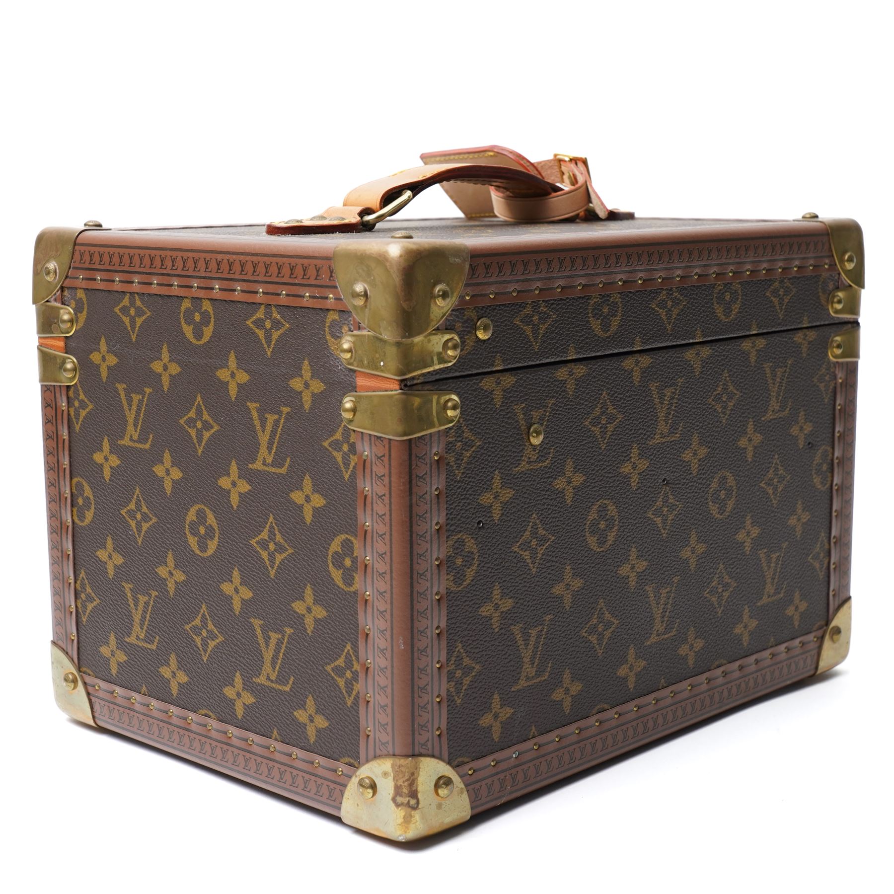 Late-20th century Louis Vuitton monogram Boîte Flacons vanity coffret, monogram canvas with lozine trim and brass mounts, single front brass lock stamped Louis Vuitton with key code 1247413, the interior fitted with leather flacon retaining loops and lift-out lidded tray with leather handle, label to interior printed Louis Vuitton Paris serial number 1045768, together with two keys stamped with matching serial numbers to the lock and luggage tag, circa late 1990s-early 2000s